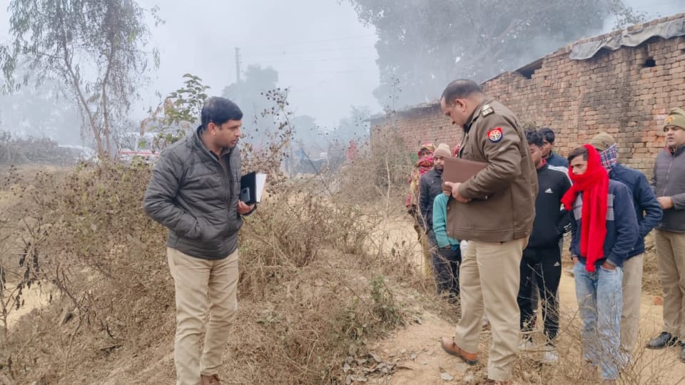 body of a young man was found on Syana Road of garh in Hapur with injury marks on his neck murder suspected