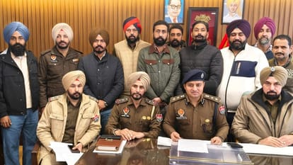 हत्या की वारदात को लेकर जानकारी देते एसएसपी भागीरथ सिंह मीना व पुलिस टीम।