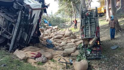uncontrolled truck overturned after hitting e-rickshaw In Shravasti injuring 13 people from same village