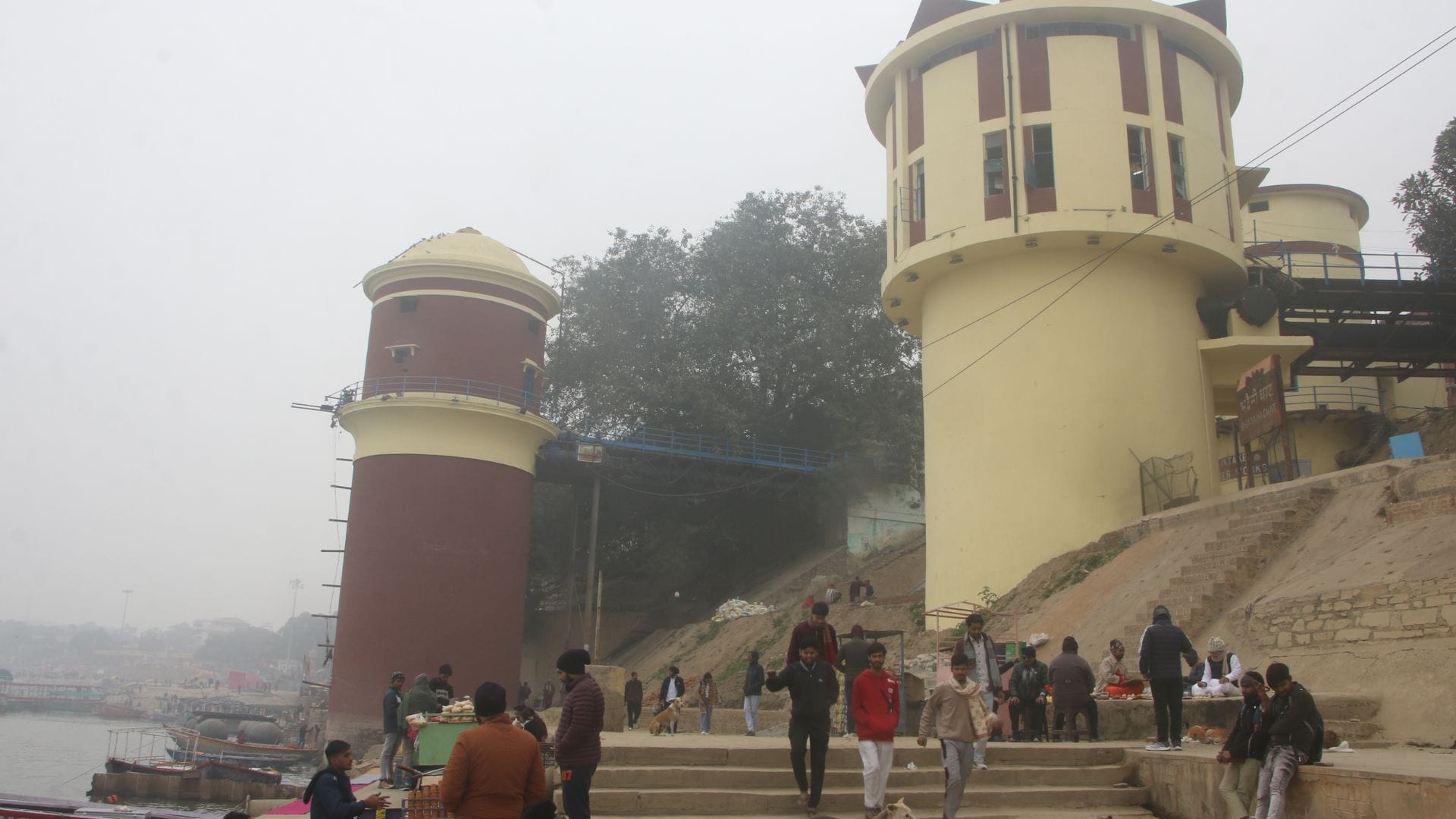 Fog is increasing travel time disrupting train schedules again 10 trains including Rajdhani Express