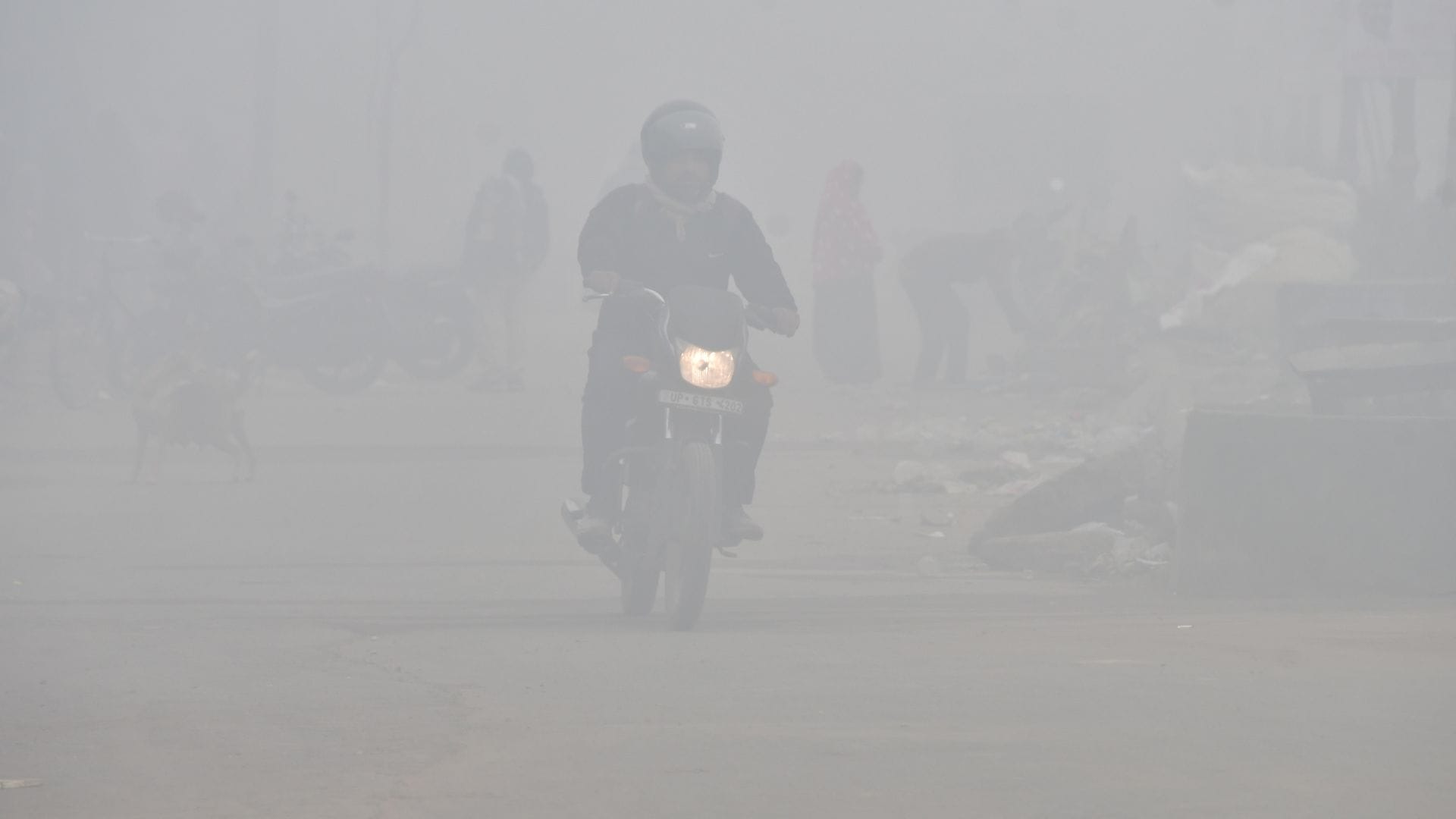 Fog is increasing travel time disrupting train schedules again 10 trains including Rajdhani Express