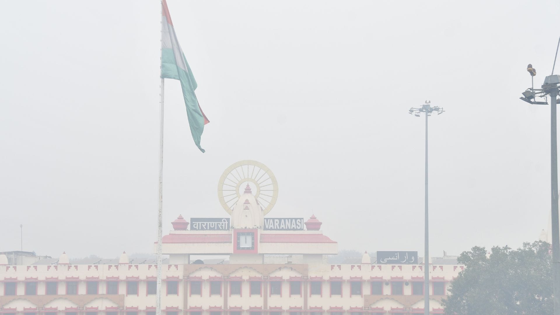 Fog is increasing travel time disrupting train schedules again 10 trains including Rajdhani Express