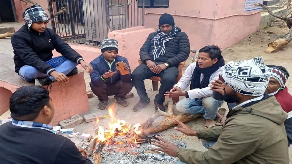 कड़ाके की ठंड के बीच सादाबाद में अलाव तापते लोग