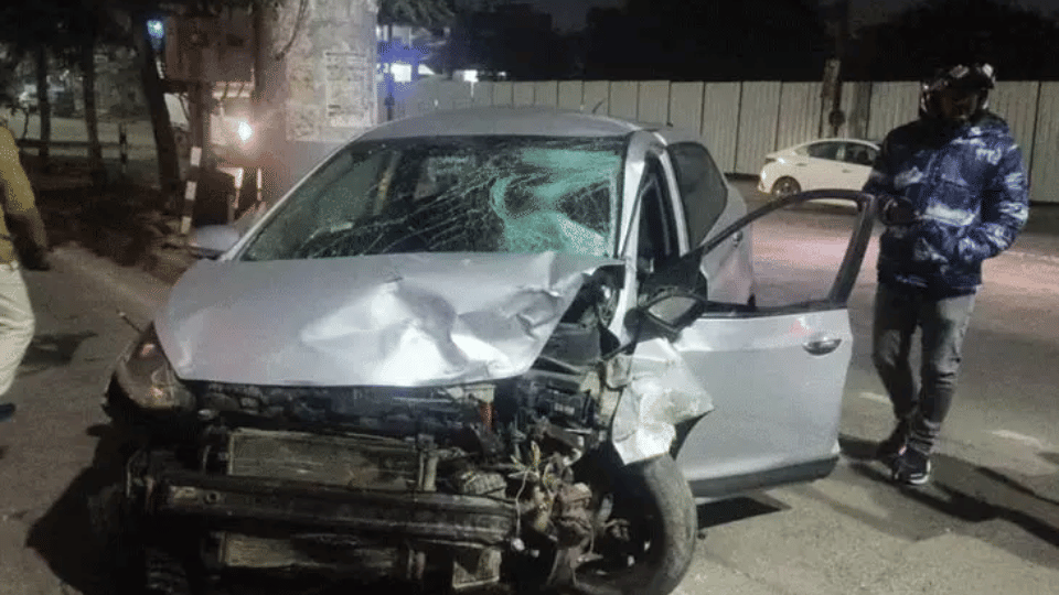 Indore News Two road accidents in Kanadia area, drunk driver rescued from car trunk after hitting electric pol