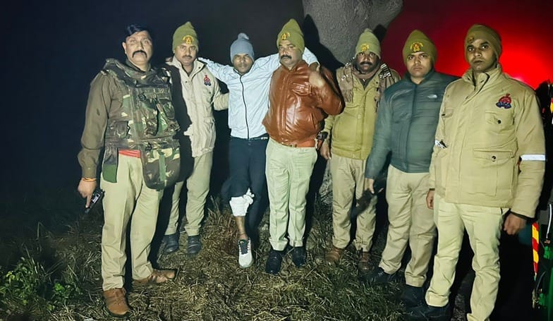 Etawah Police encounter with criminals one shot in the leg bullet hit the SHOs jacket one accused escaped