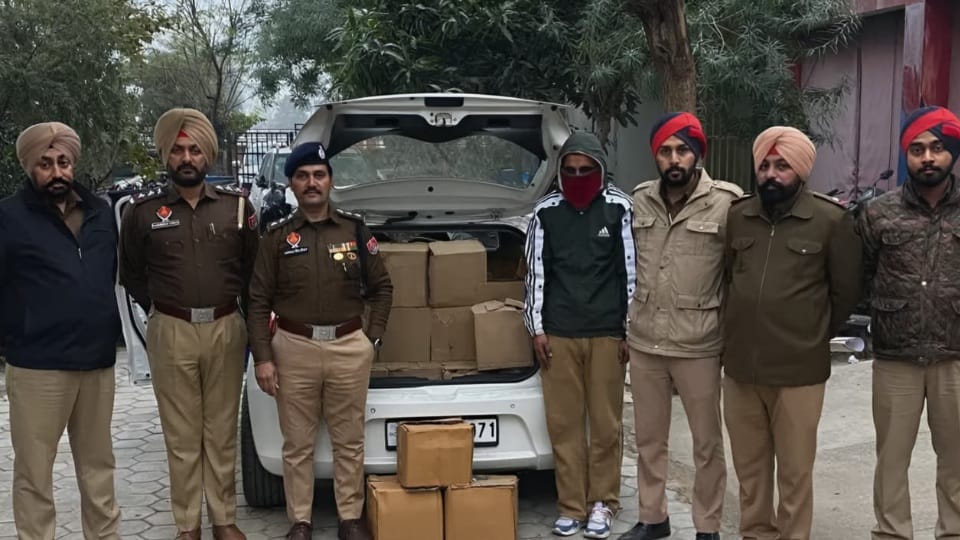 कार में 50 पेटी शराब और तस्कर गिरफ्तार।