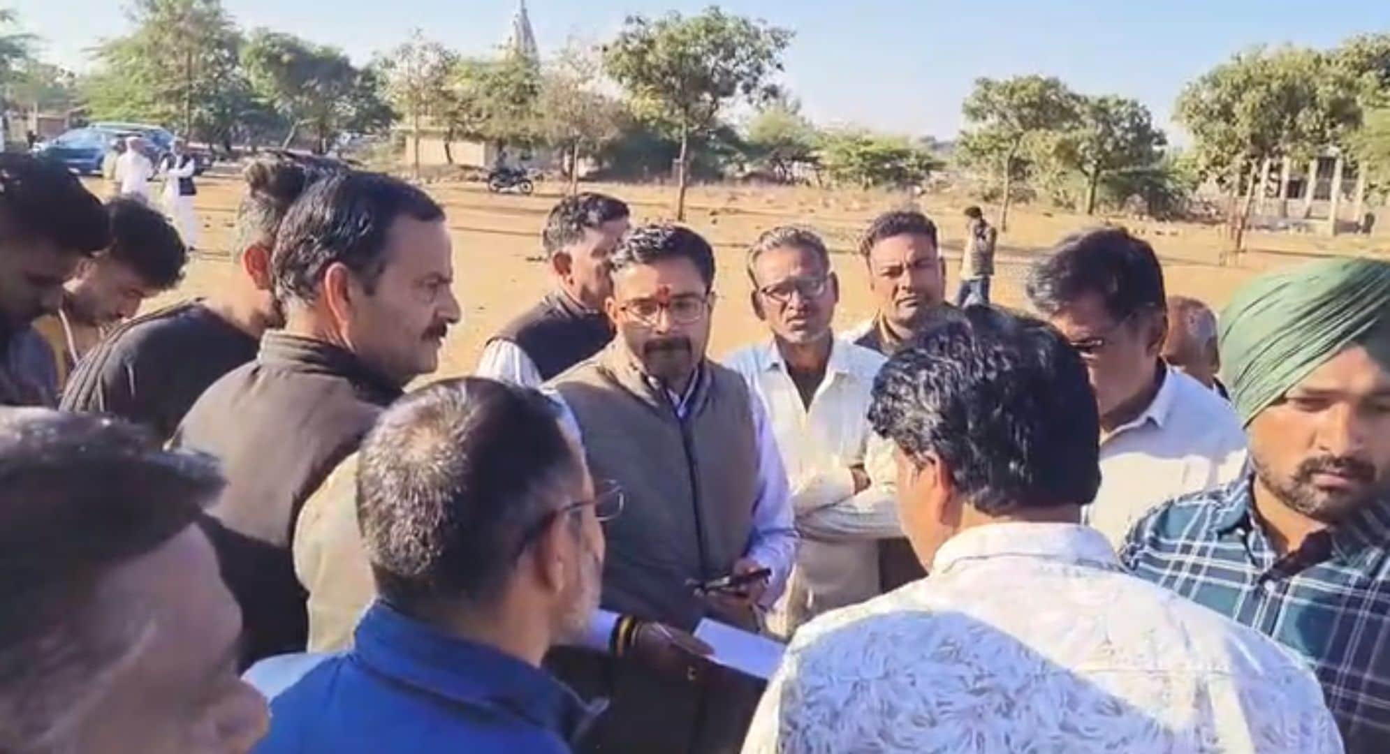 लोगों की शिकायत सुनते विधायक