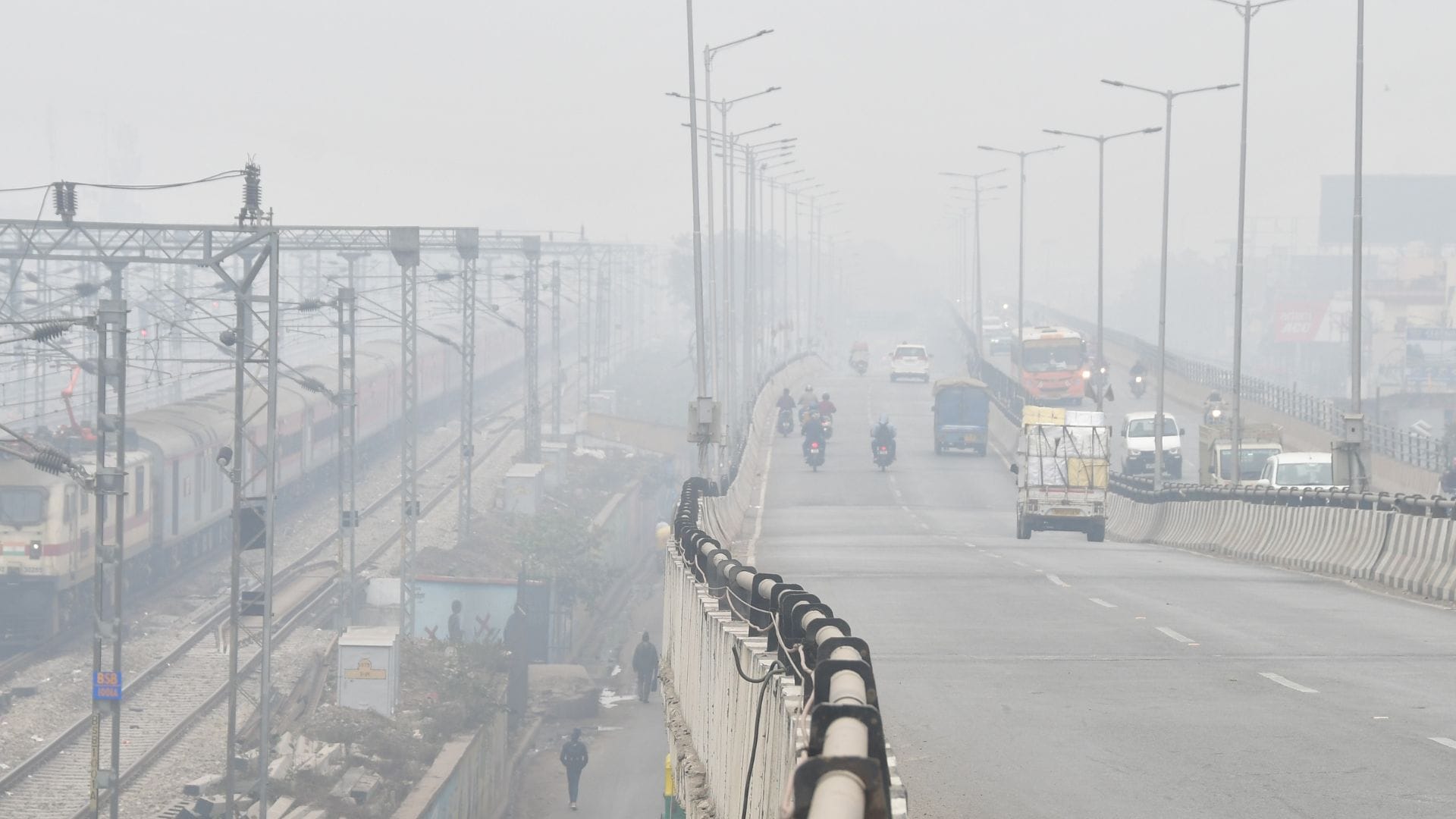 Fog is increasing travel time disrupting train schedules again 10 trains including Rajdhani Express