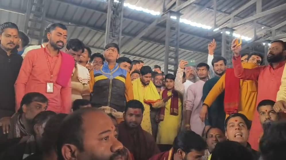 माँ बगलामुखी मंदिर में पंडितों का अनिश्चितकालीन धरना।