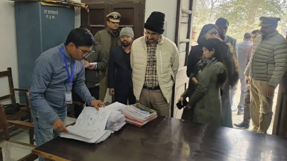 Divisional Commissioner inspected booths in Raebareli to see progress of SIR work