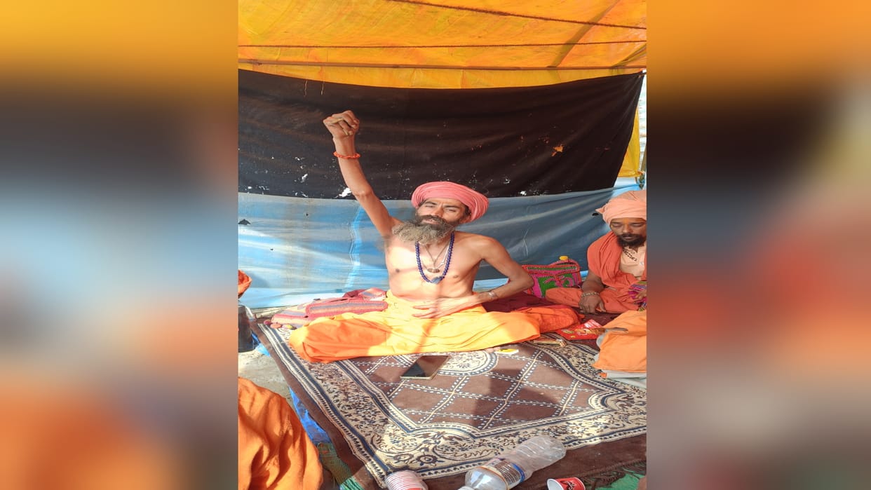 Unique faith... Baba has raised one hand and lit a fire to protect Sanatan Dharma.