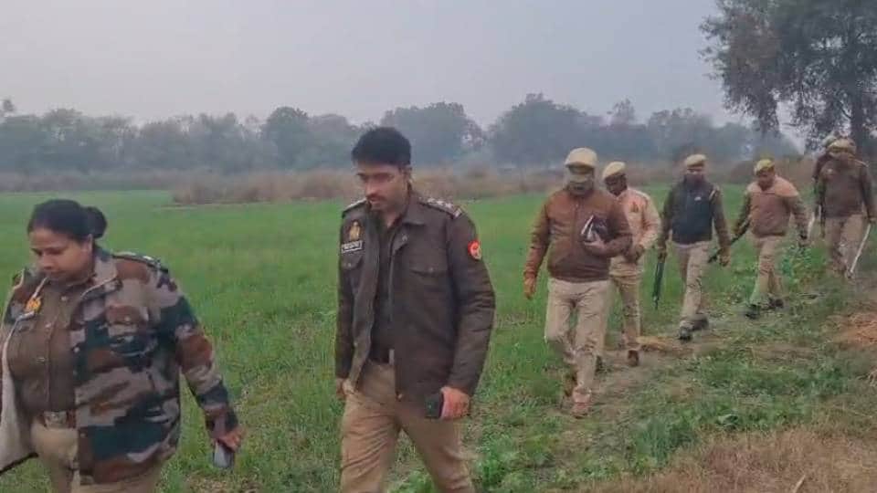 मौके पर जांच करती पुलिस।