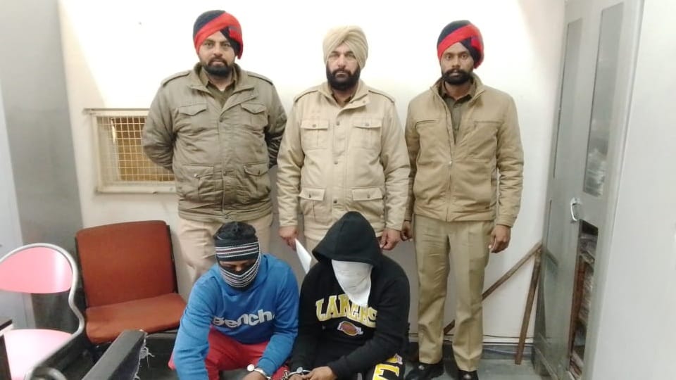 पुलिस ने पकड़े दो आरोपी।