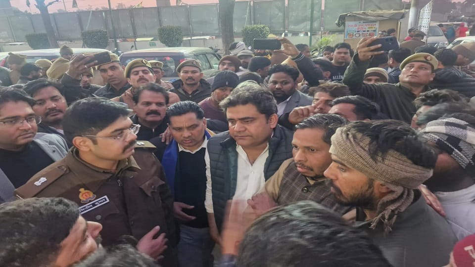 Murder and kidnapping in Meerut: 'Encounter of killers, bulldozers on houses', mob given ultimatum of 85 hours
