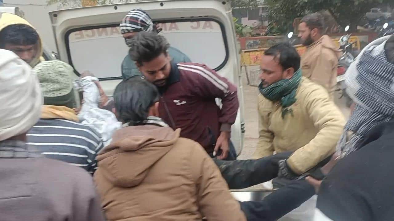 पीड़ित को अस्पताल ले जाते परिजन