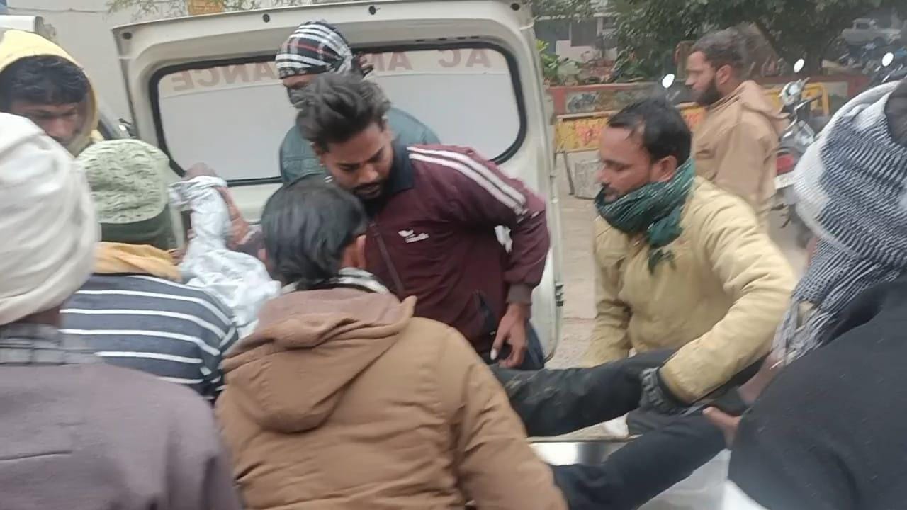 पीड़ित को अस्पताल ले जाते परिजन