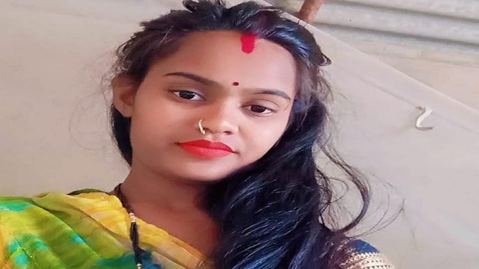 रत्ना ने की आत्महत्या