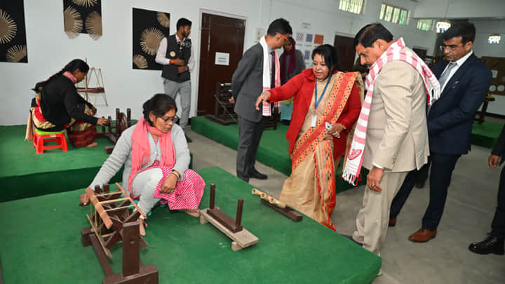 MP News: Chief Minister Dr. Yadav visited Suwalkuchi, the 'Silk Village' of Assam, and praised the skill and h