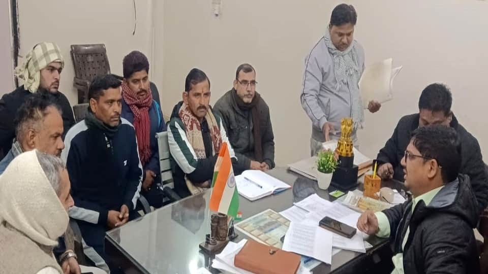 सादाबाद तहसील पर राजनीतिक दलों के पदाधिकारियों के साथ बैठक करते एसडीएम मनीष चौधरी