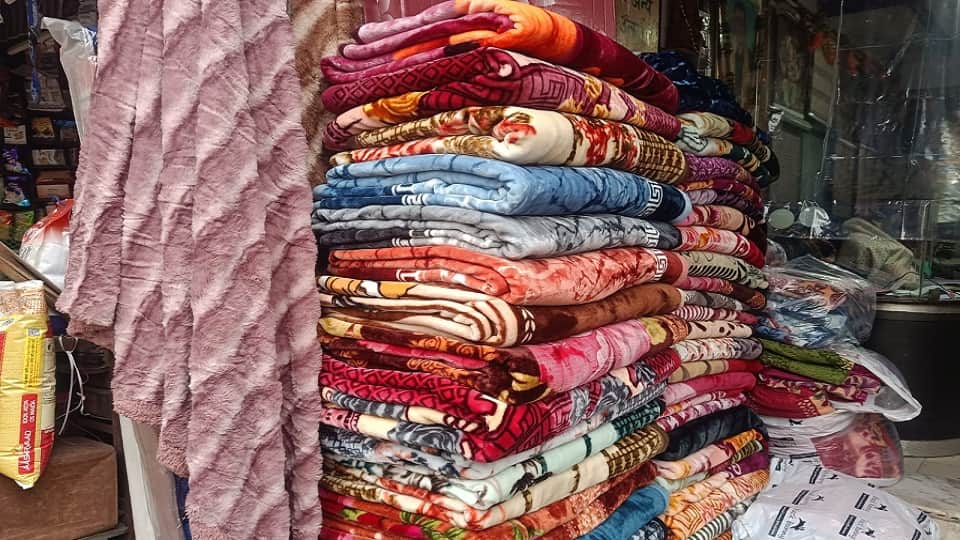 शहर की एक दुकान पर संक्रांति के लिए सजे कंबल