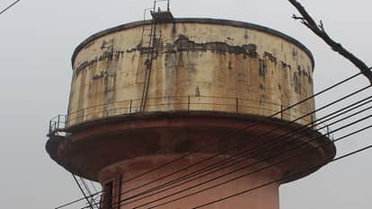 Cleaning of overhead tanks