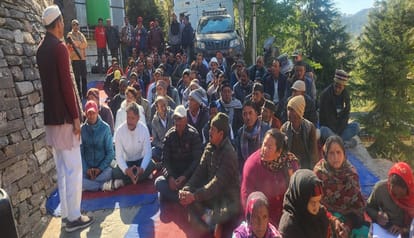 धारी तहसील में बीमा दिलाने को लेकर धरना प्रदर्शन करते किसान।