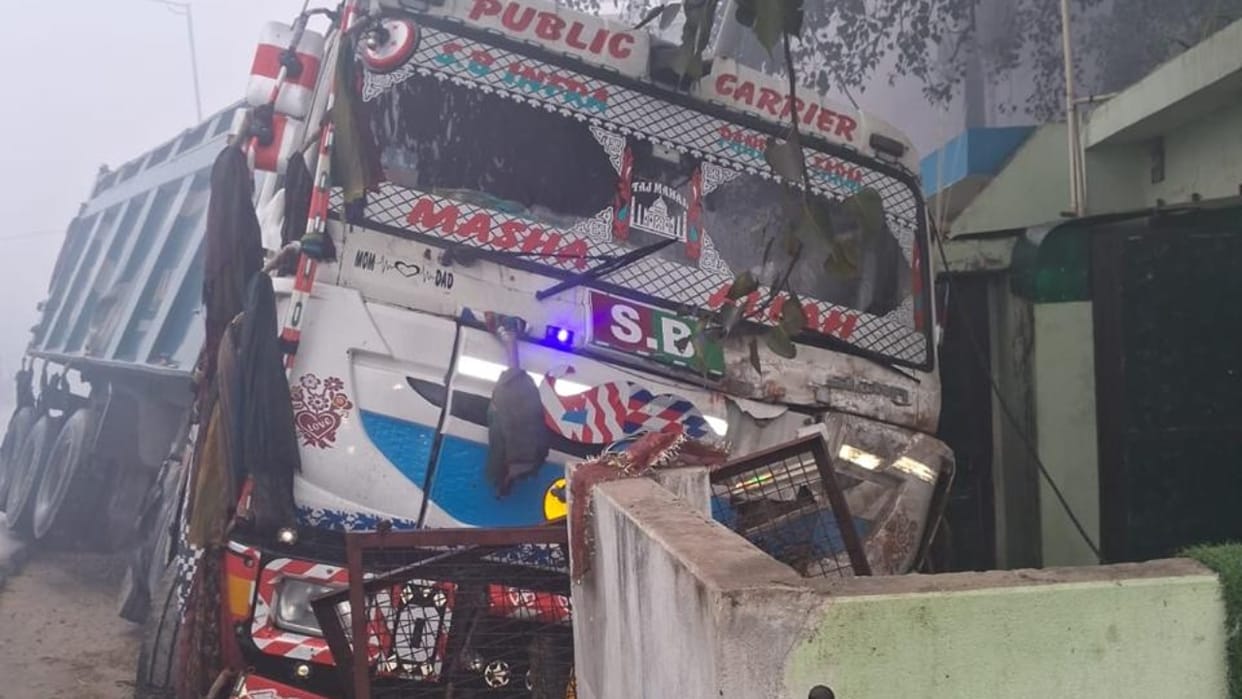 dumper truck crashed into a house due to fog in Pilibhit