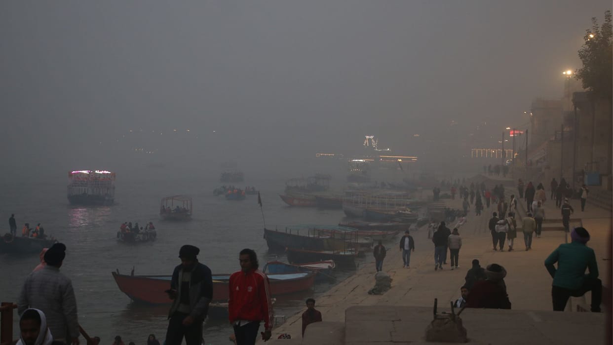 Fog is increasing travel time disrupting train schedules again 10 trains including Rajdhani Express
