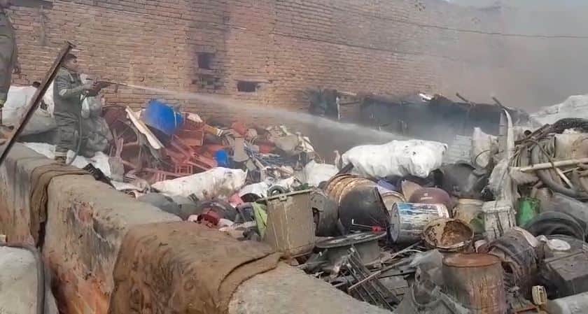 आग बुझाते दमकलकर्मी