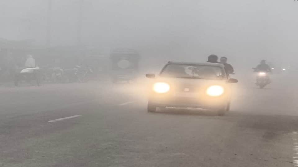 आगरा रोड पर कोहरे के दाैरान लाइट जलाकर जाते वाहन