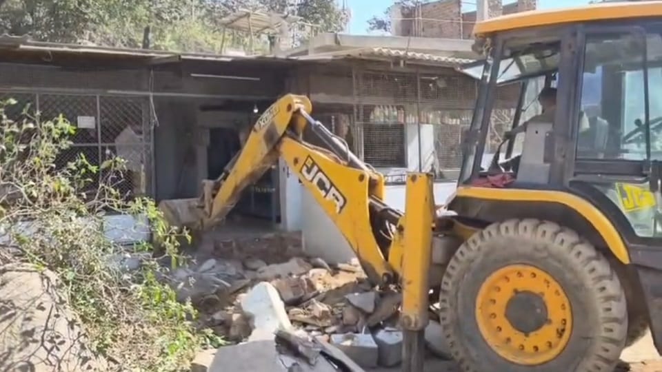 Action taken against encroachments on NH-30 in Kondagaon bulldozer deployed in Keshkal