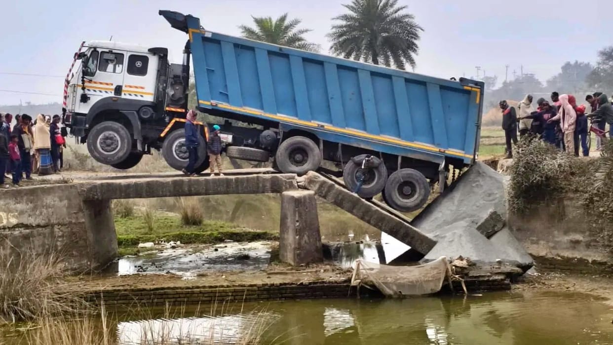 Aurangabad: 20-year-old bridge collapses, Rafiganj-Obra road broken due to pressure from heavy vehicle