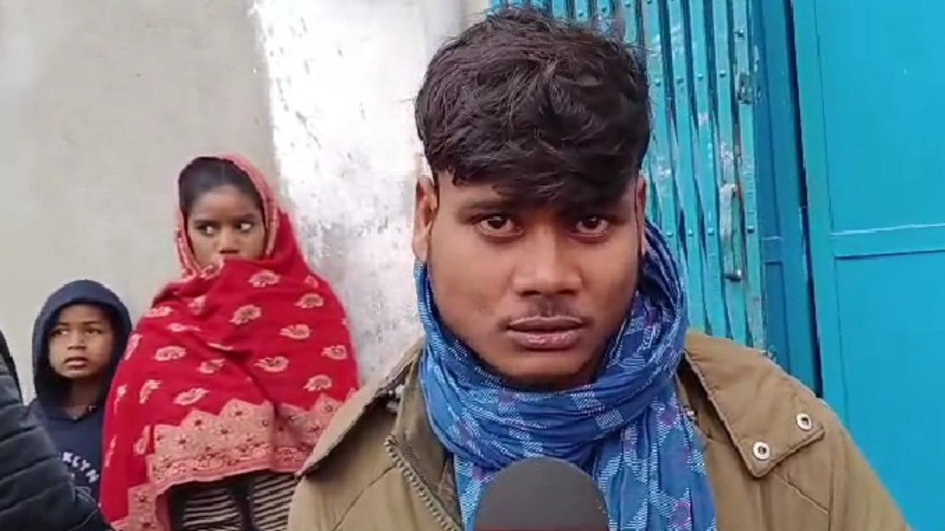 मामले की जानकारी देते परिजन