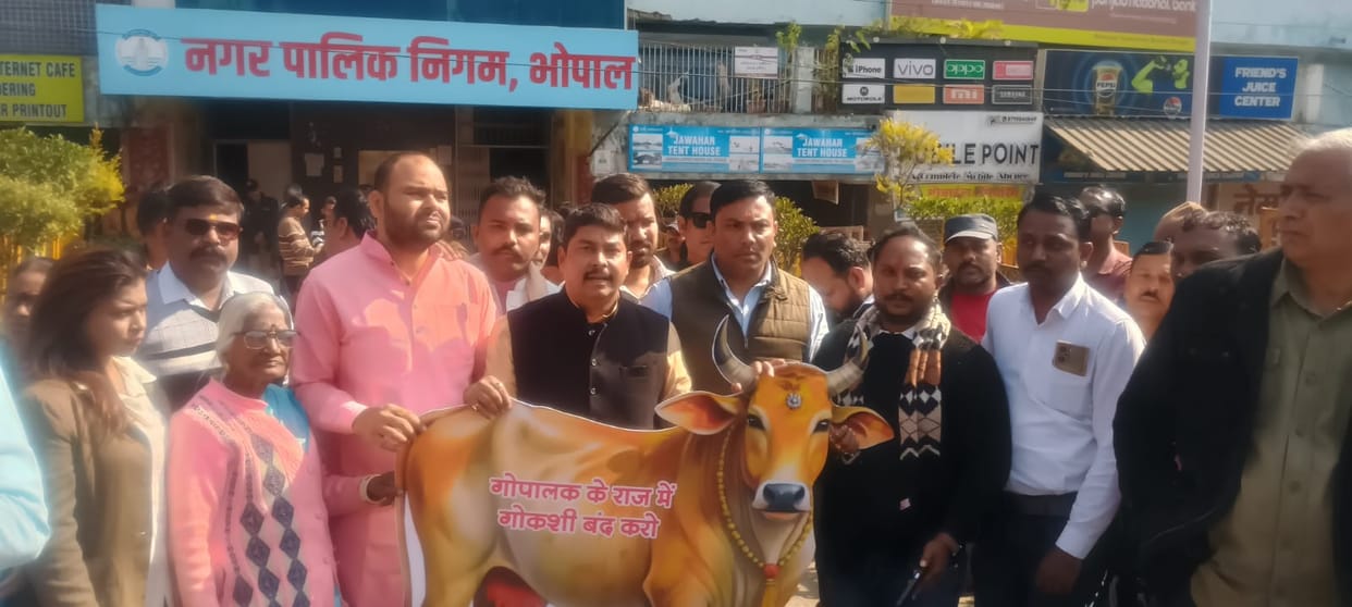 Bhopal News: Congress stages protest at municipal corporation over beef controversy, warns of intensified agit