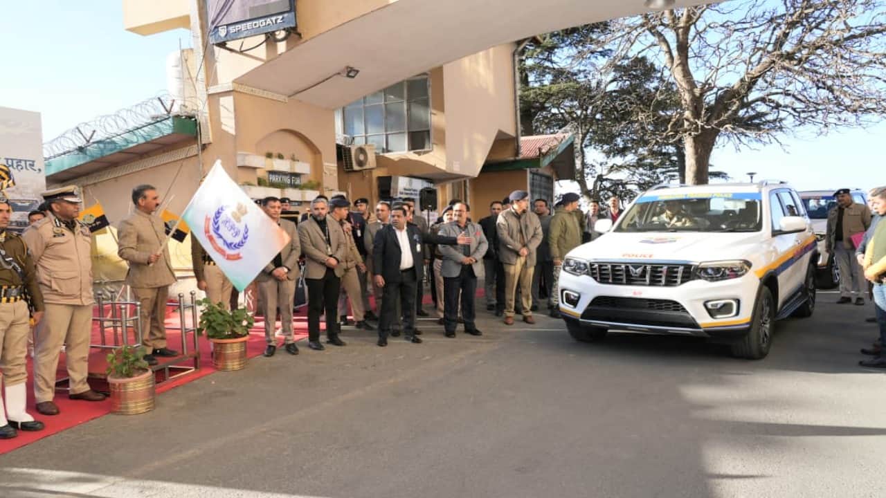 सीएम सुक्खू ने अत्याधुनिक एंटी चिट्टा एवं पैट्रोल वाहनों को झंडी दिखाकर रवाना किया।