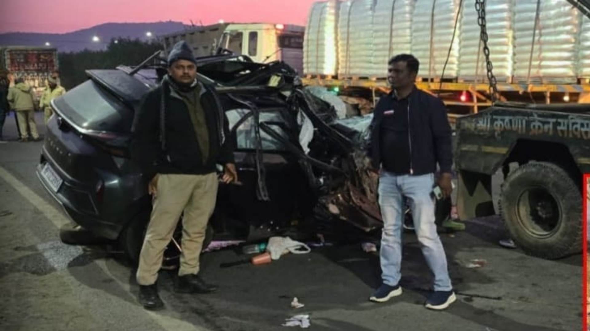 Mp News:इंदौर के रालामंडल में भीषण हादसा, ट्रक से टकराई कार, पूर्व मंत्री  बाला बच्चन की बेटी सहित तीन की मौत - Mp News: Horrific Road Accident In  Tejaji Nagar, Three Dead