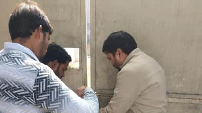 Jhansi: The corporation locked 15 shops, two warehouses and a showroom.