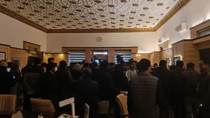 UP News: Ruckus at KGMU over conversion case, Hindu organizations entered VC's office... vandalized it