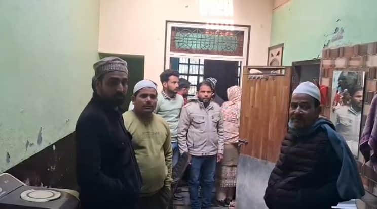 four-year-old boy died while bathing in bathroom in Badaun his elder brother critical