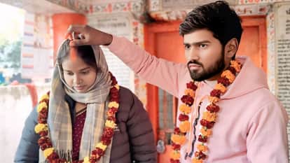 Husband arranges wife marriage to her lover in jaunpur father took responsibility for child