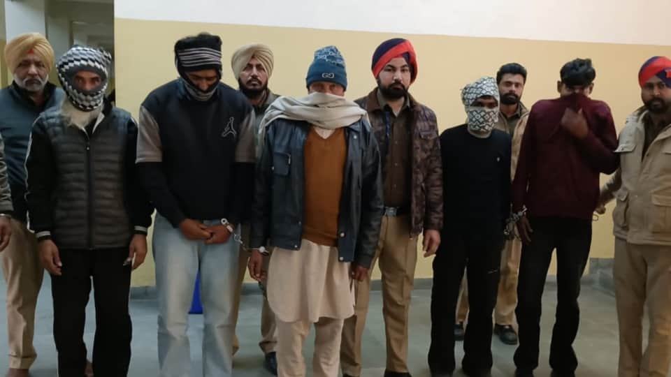 पुलिस हिरासत में आरोपी।