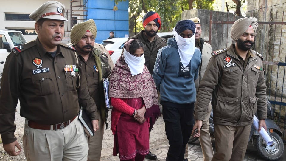 पुलिस ने गिरफ्तार किए पति-पत्नी।