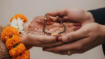 Hyderabad interfaith couple gets married groom tied the mangalsutra at the police station News In Hindi