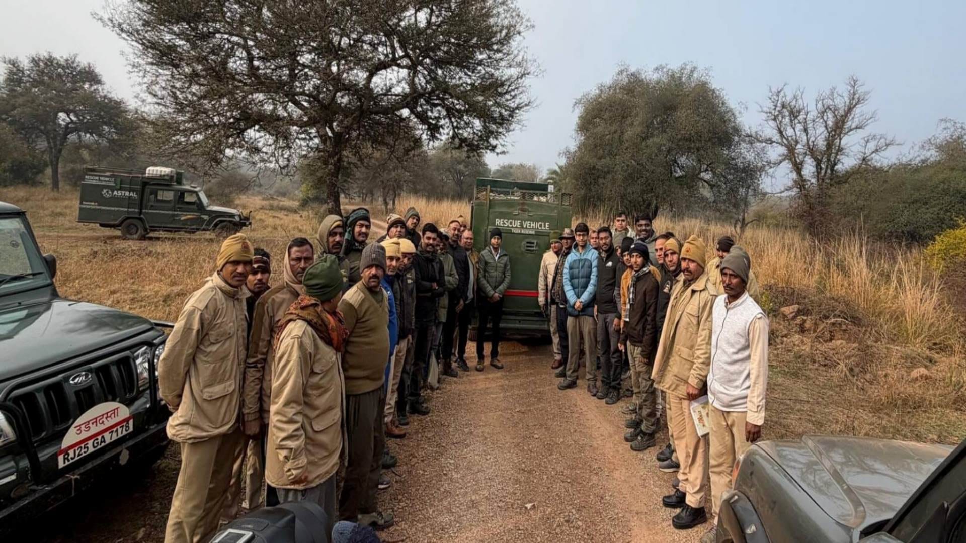 टाइगर टी-2408 को रेस्क्यू करने वाली टीम।