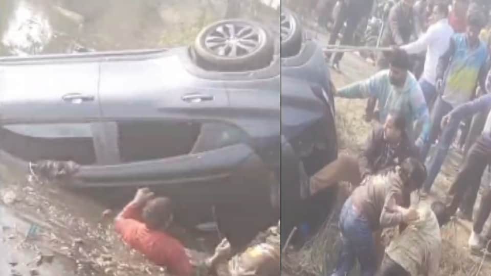 तालाब में गिरी कार।