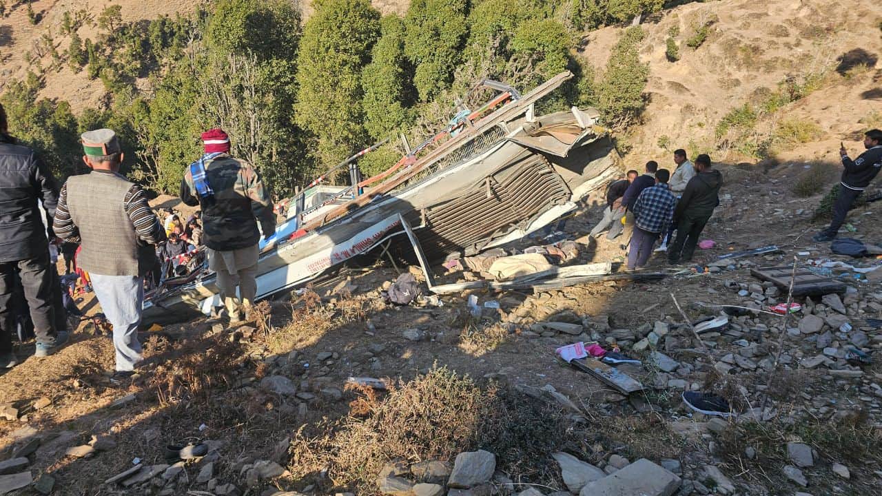 दुर्घटनाग्रस्त बस।