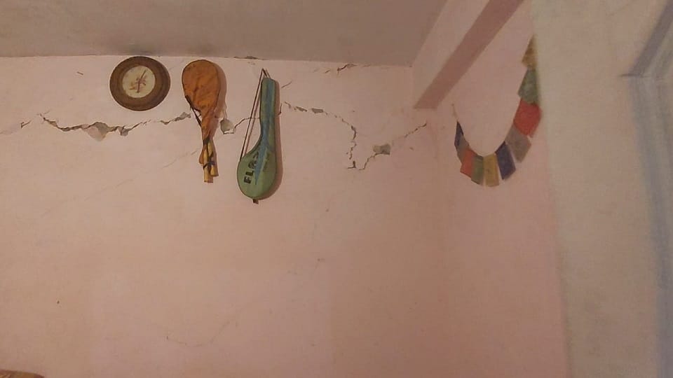 Shimla: Cracks appeared in a six-story house in Chalonthi, 15 families left on the street in the bitter cold.