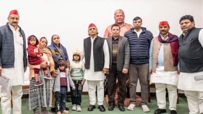 UP: Akhilesh Yadav provides assistance to the family of the deceased BLO in Moradabad