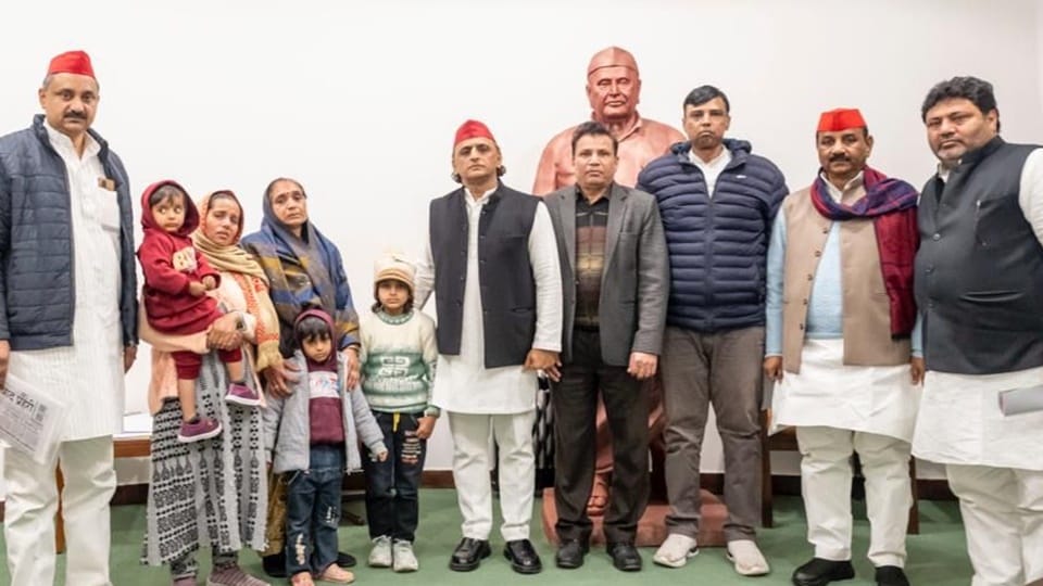 UP: Akhilesh Yadav provides assistance to the family of the deceased BLO in Moradabad