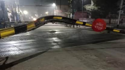 Police vehicle breaks down Bagla College Road railway gate
